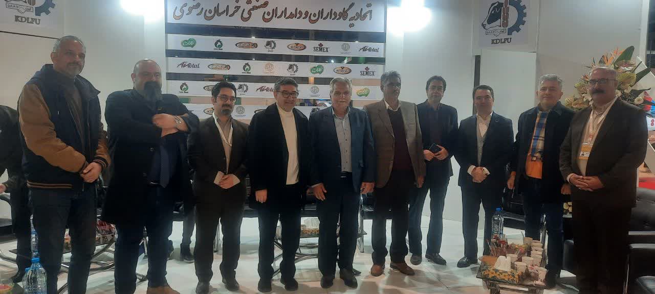 بازدید پروفسور قربانی،عضو هیات علمی دانشگاه صنعتی اصفهان از غرفه اتحادیه گاوداران و دامداران صنعتی خراسان رضوی در هجدهمین نمایشگاه تخصصی دام، طیور، آبزیان و صنایع وابسته مشهد
