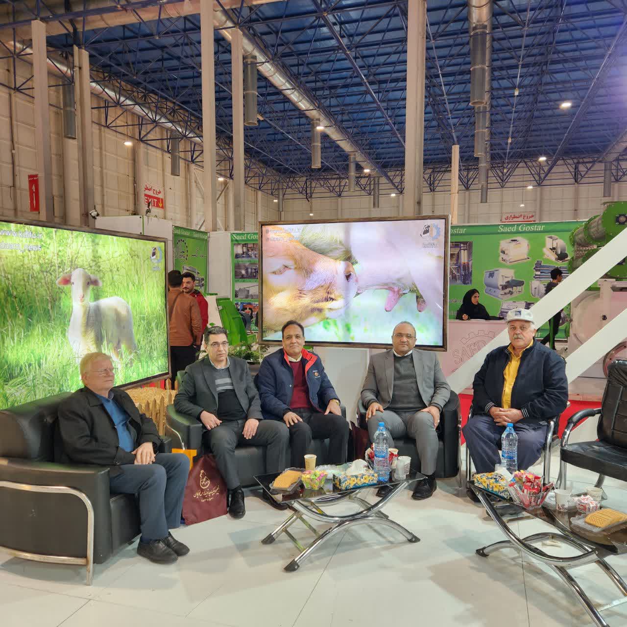 حضور آقای دکتر محمدرضا بهروزیان، رییس اداره بهداشت و مبارزه با بیماریهای دامی دامپزشکی خراسان رضوی از غرفه اتحادیه گاوداران و دامداران صنعتی خراسان رضوی در هجدهمین نمایشگاه تخصصی دام، طیور، آبزیان و صنایع وابسته مشهد